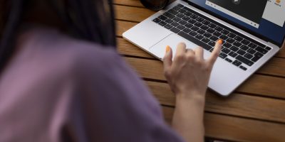 woman-editing-her-product-photos